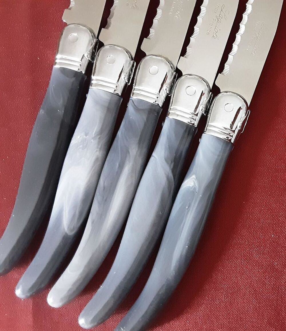Cinq couteaux &agrave; dents LAGUIOLE manches de couleur gris nacr Cuisine