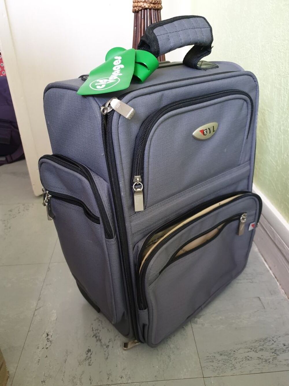 d une valise cabine en tissu imperm&eacute;able et resistant Maroquinerie