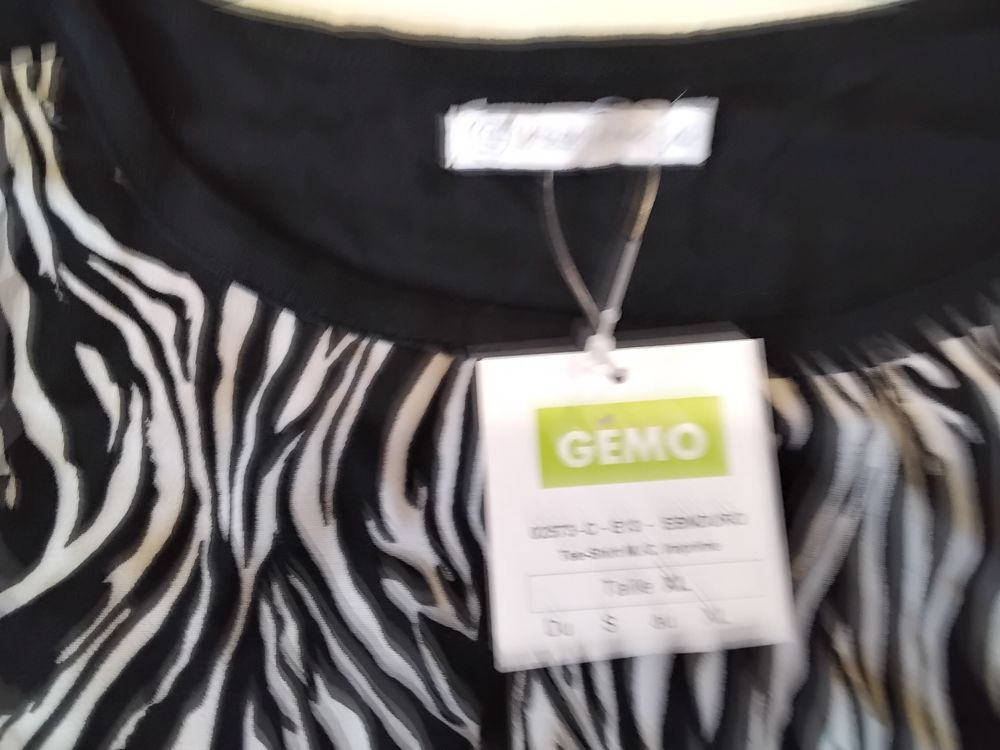 Joli haut Neuf 
Vêtements