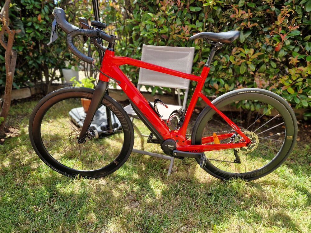v&eacute;lo de route &eacute;lectrique marque Moustache /Dimanche roues carbone. Vélos