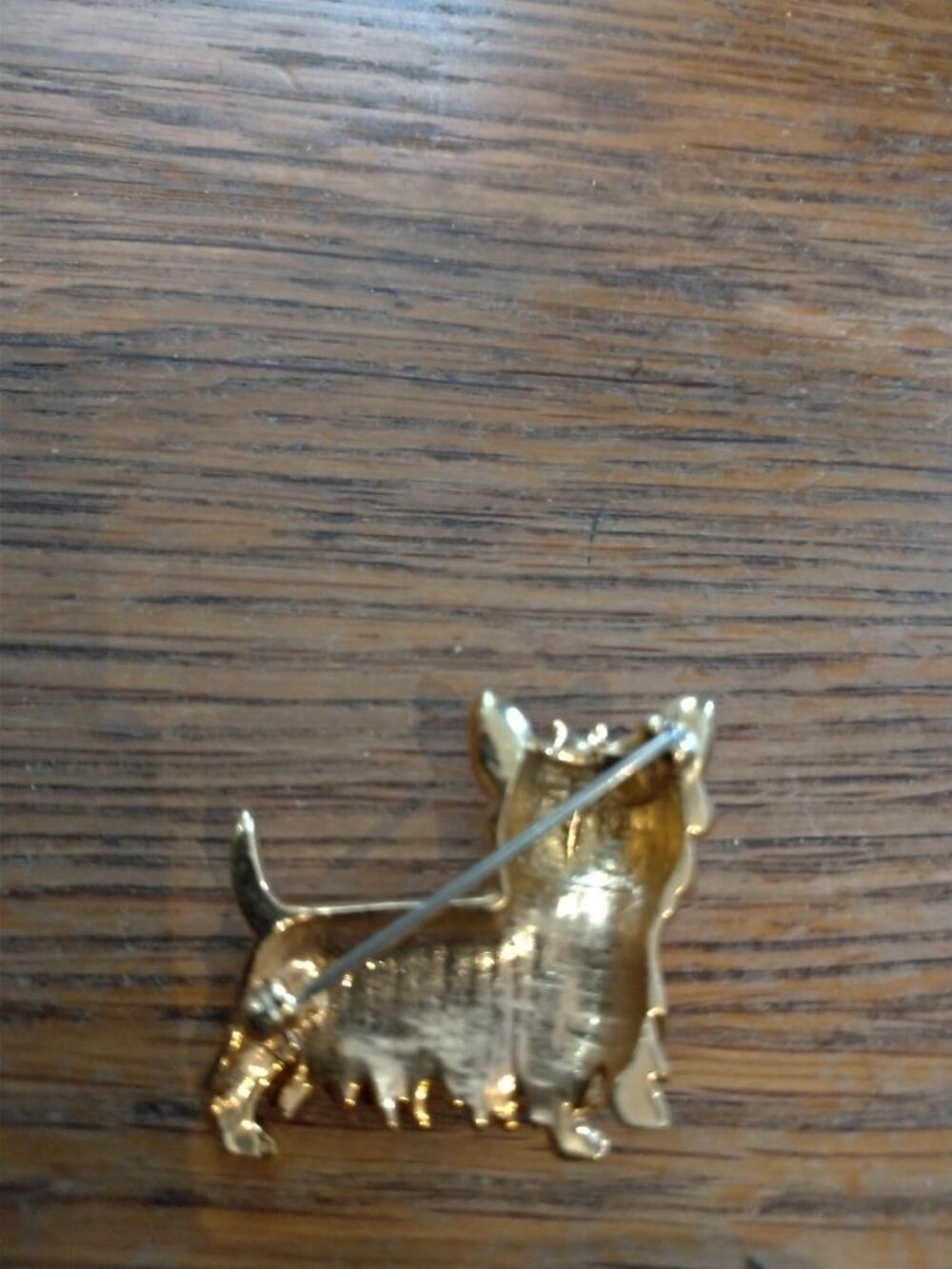 Broche dor&eacute;e chien laqu&eacute; blanc Bijoux et montres