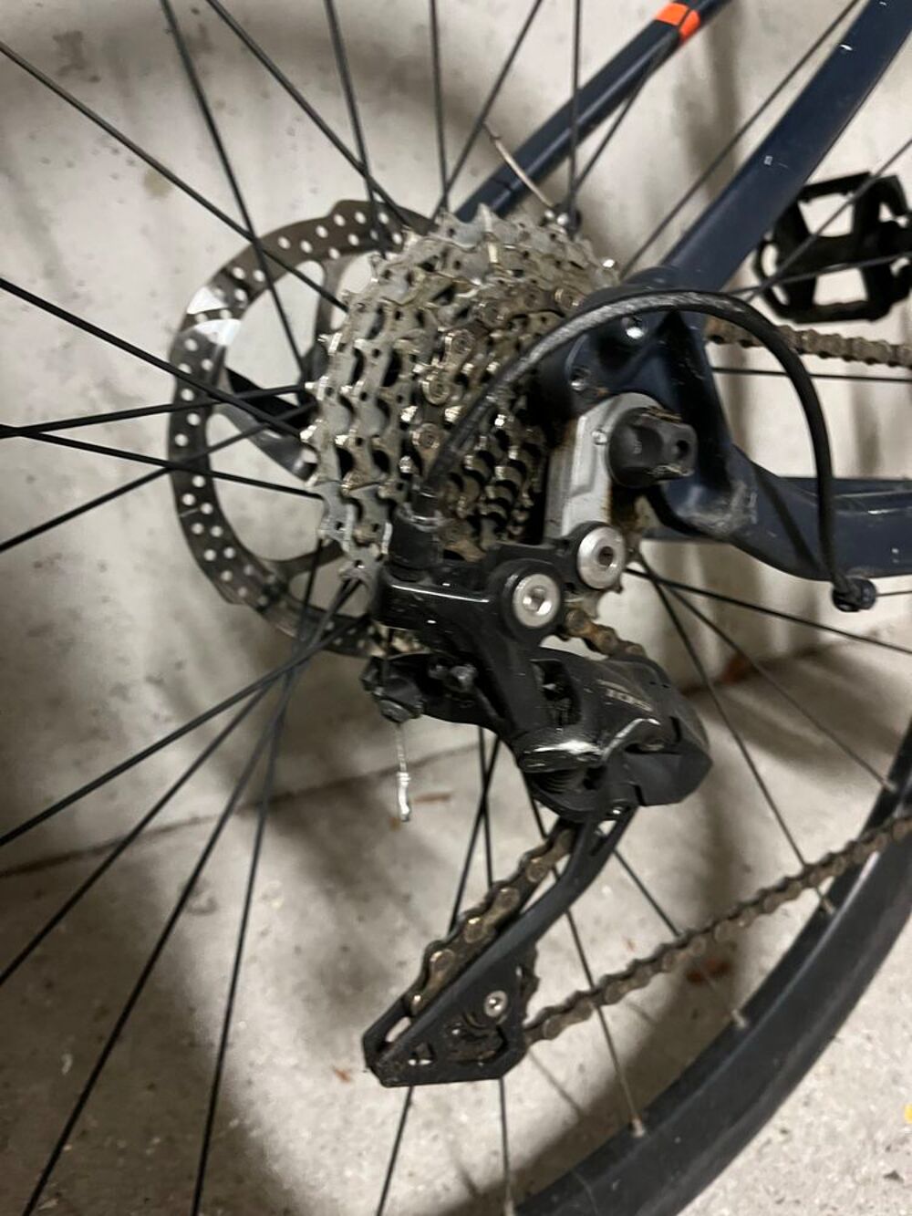 V&eacute;lo route RC Triban 520 - Bon &eacute;tat g&eacute;n&eacute;ral (pneu AR crev&eacute;) Vélos