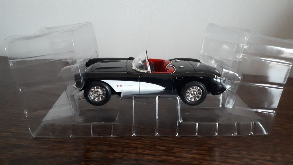 Chevrolet Corvette 1957 - 1/24 - Road signature Collection 
