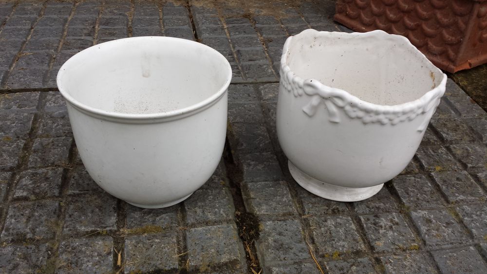 Deux tr&egrave;s jolis cache pots &agrave; fleurs en c&eacute;ramique blanc Décoration