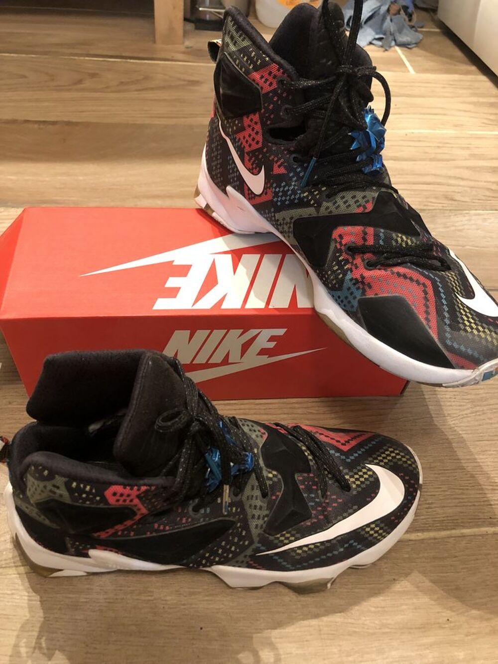 Nike LeBron 13 BHM taille 43 comme neuf Chaussures