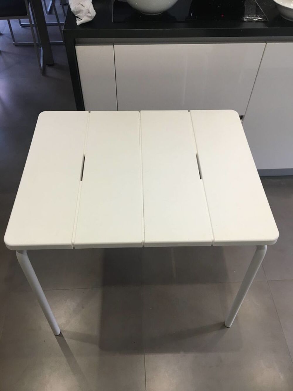 Table d'appoint 116x74x71 en PVC blanc et pieds tubulaires Dcoration