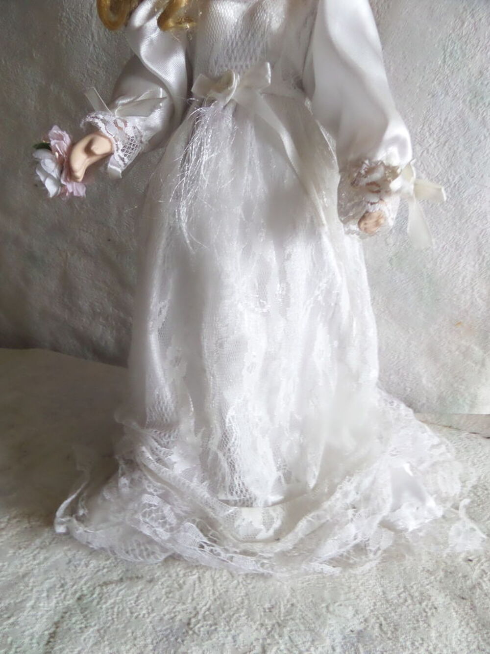 poup&eacute;e en porcelaine 