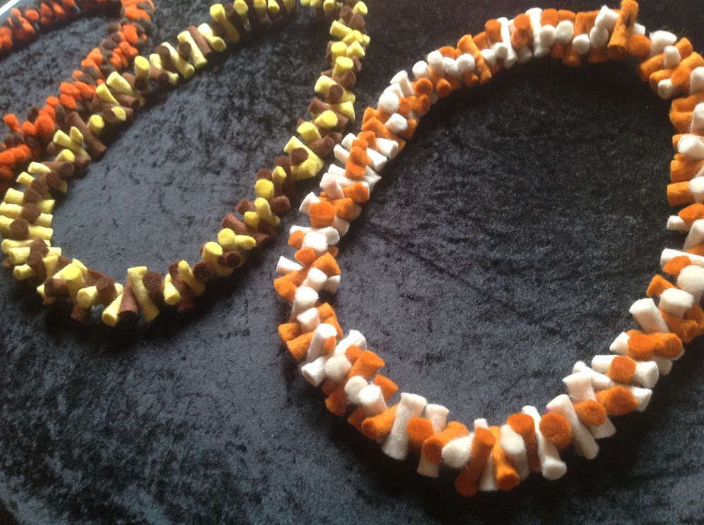 TROIS COLLIERS EN LAINE FEUTR&Eacute;ES CLAIRS Envoi Possible
Bijoux et montres