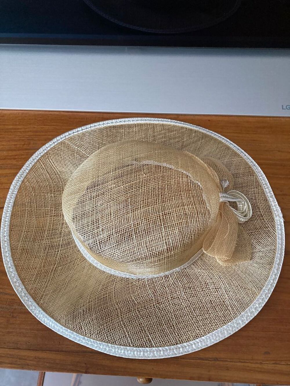 Capeline &eacute;crue Vêtements