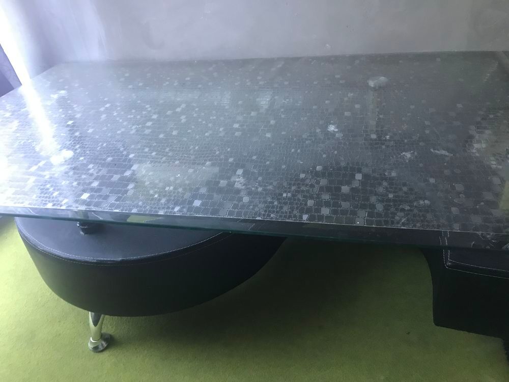 Don une table basse en verre un peu ab&icirc;m&eacute;e mais rien m&eacute;chant Meubles
