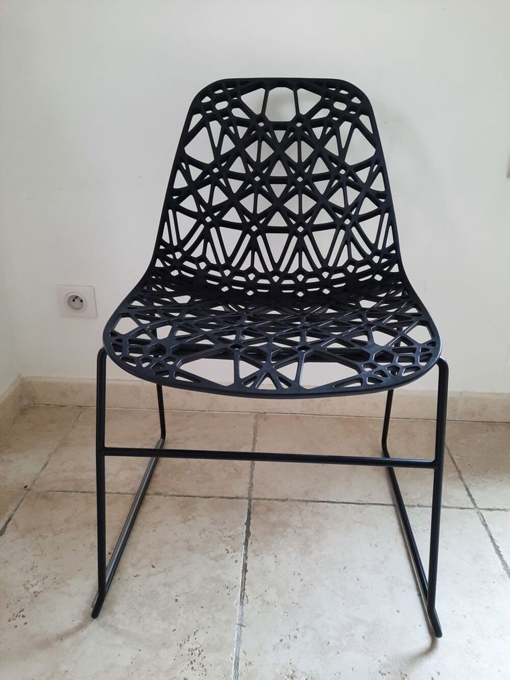 Chaise Noire HABITAT Mod&egrave;le Zach Plastique Moul&eacute; Meubles