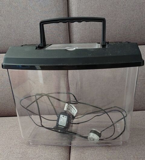 Aquarium /terrarium plastique avec &eacute;clairage et couvercle 15 02210 Oulchy-le-château
