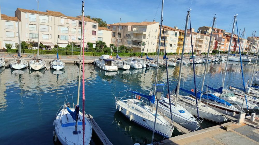 Vente Appartement LE CAP D'AGDE: Situé sur la pointe de l'AVANT PORT: très beau 3 pièces traversant rénové avec goût et situé face aux bateaux. Le cap d agde