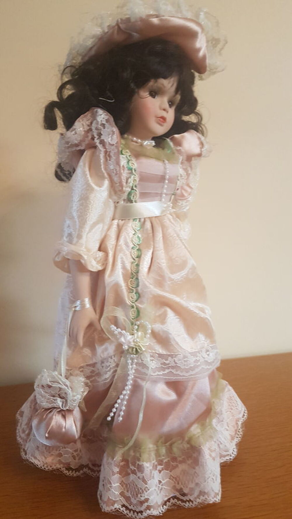 Jolie poup&eacute;e de collection en porcelaine 