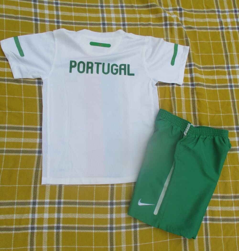 Ensemble Football &quot;Portugal&quot; :Tee-shirt &amp; short en Taille 4A Vtements enfants