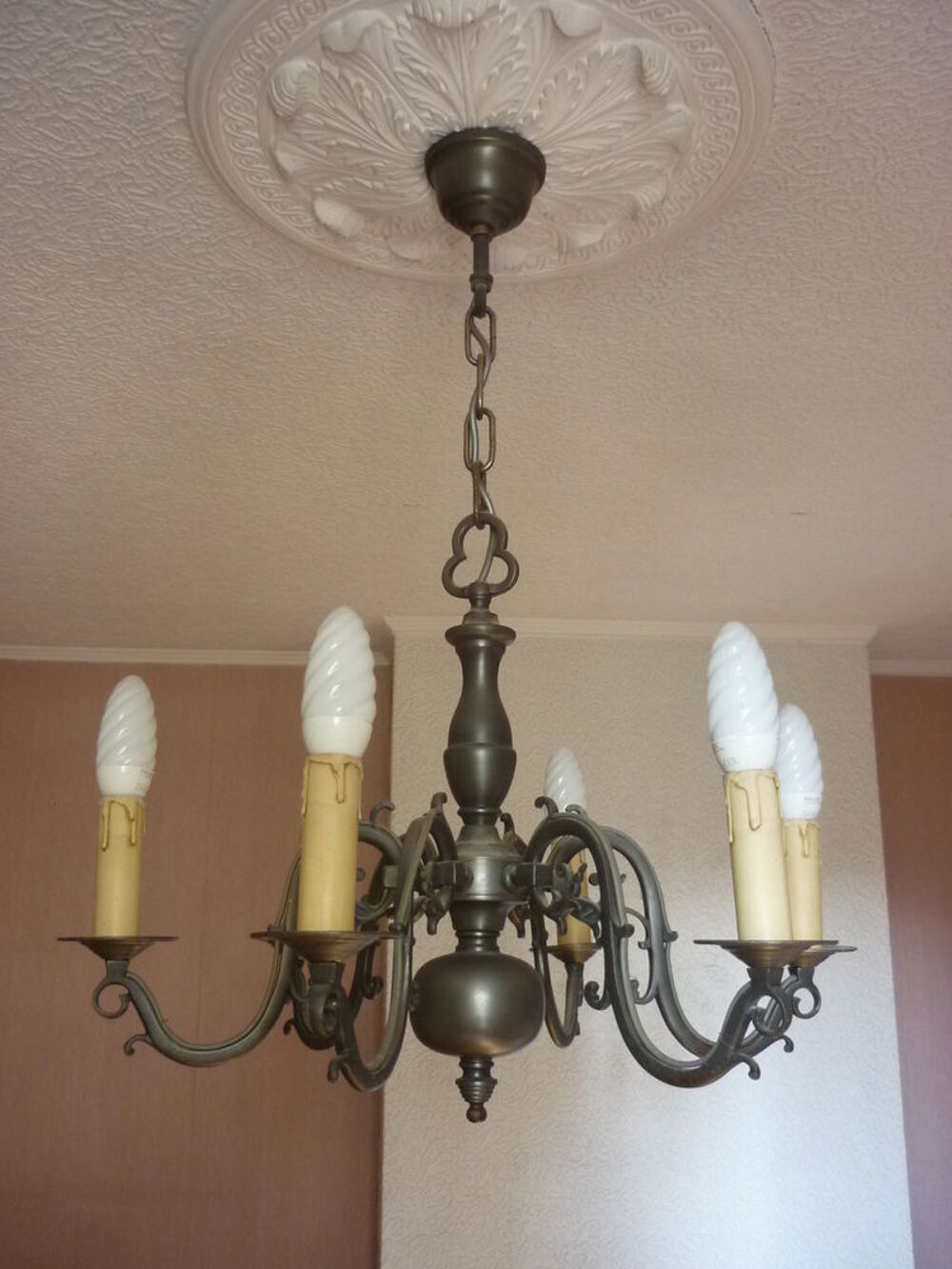 Lustre en &eacute;tain avec six bougies Décoration
