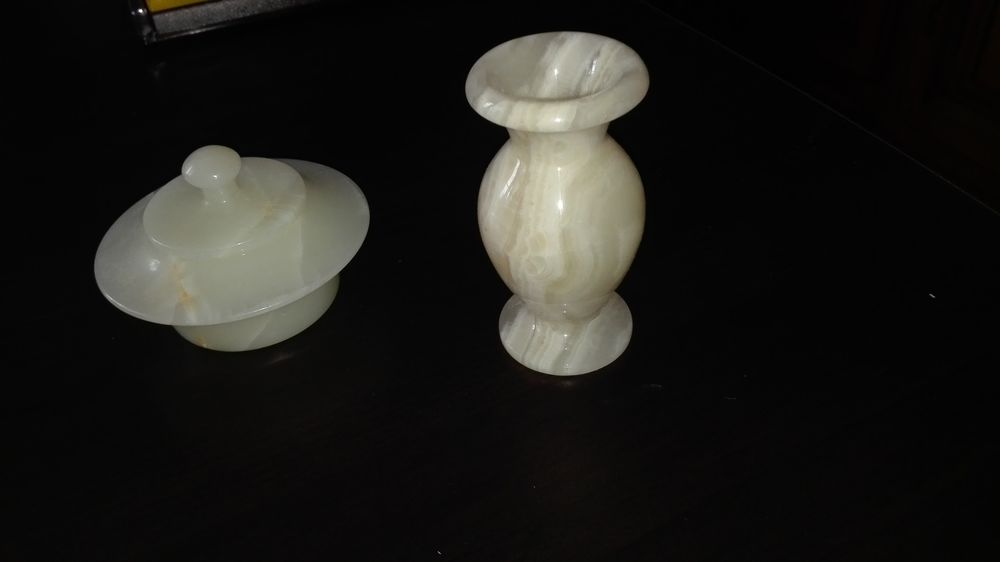 vase et bo&icirc;te en alb&acirc;tre Décoration