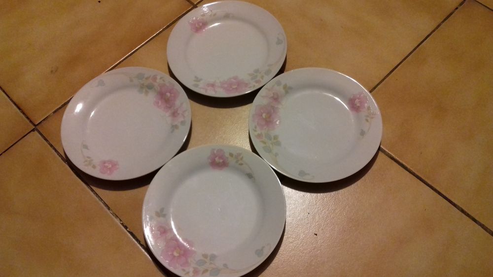 Lot de 4 assiettes &agrave; dessert d&eacute;cor&eacute;es
Cuisine