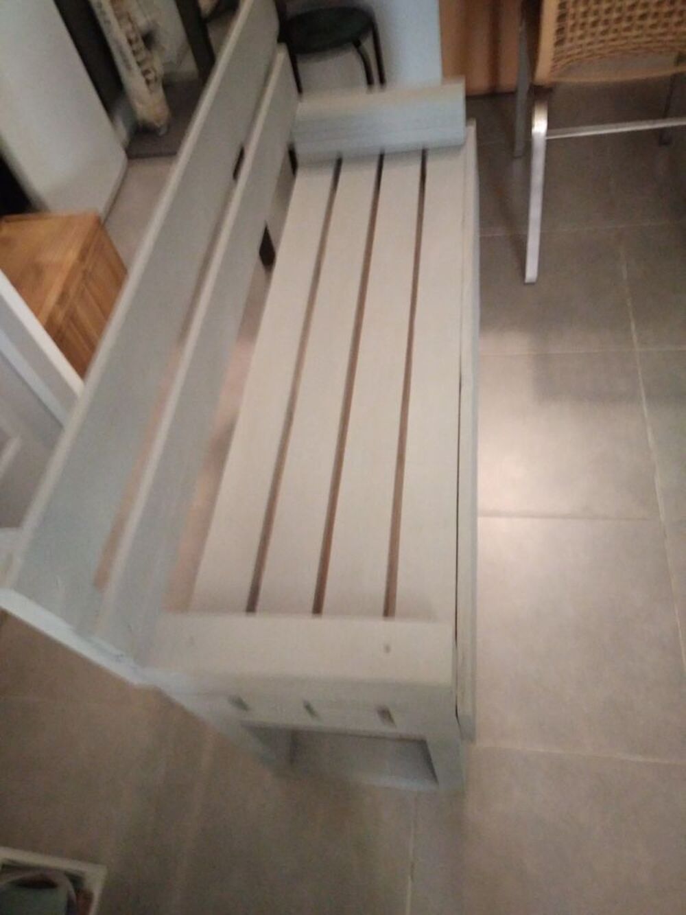 Un banc artisanal en bois
Meubles
