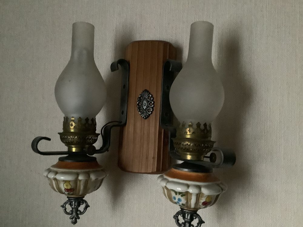 un lustre et ses deux appliques appareill&eacute;es.
Décoration
