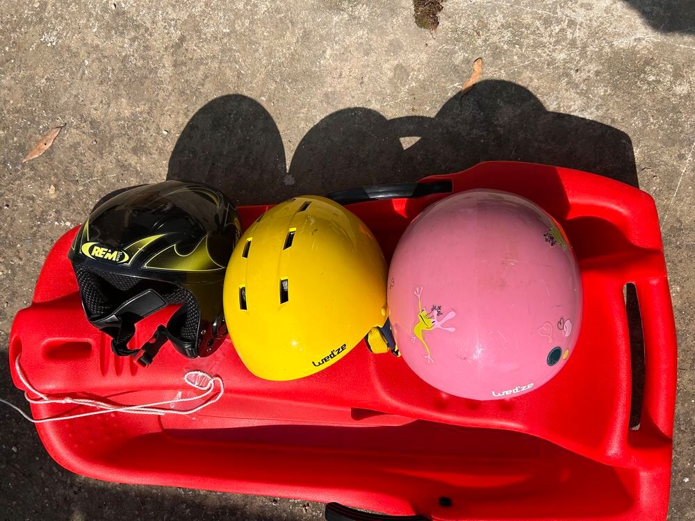trois casques de ski pour enfants Sports