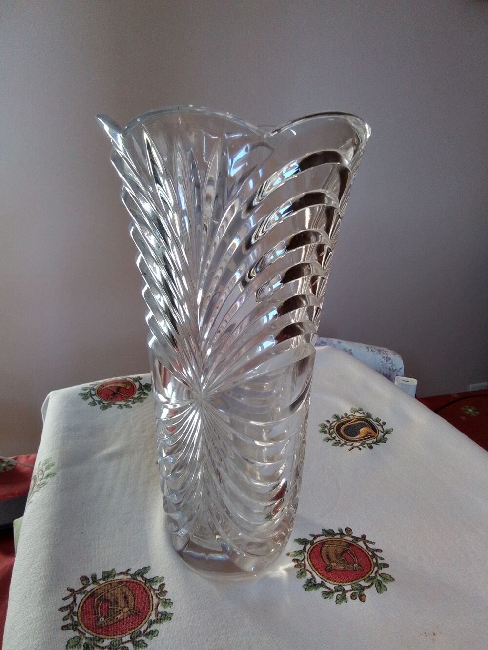 Magnifique vase en verre sculpt&eacute; Décoration