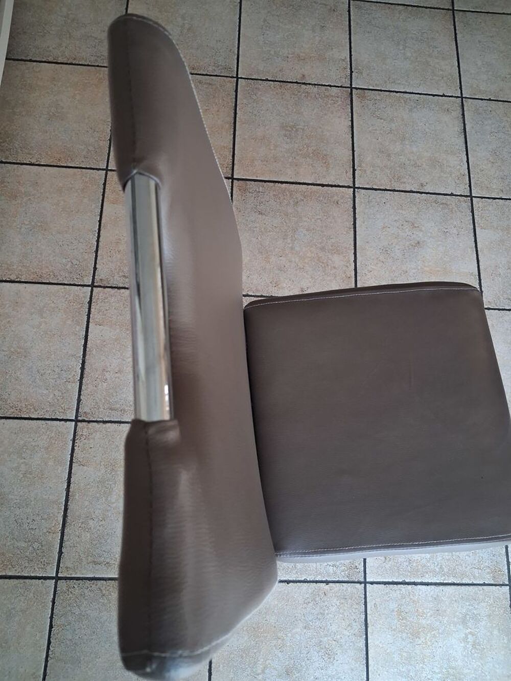 8 chaises salle &agrave; manger couleur taupe Meubles