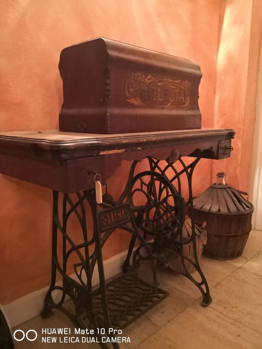 une machine &agrave; coude 1870 peid en fer forge Meubles