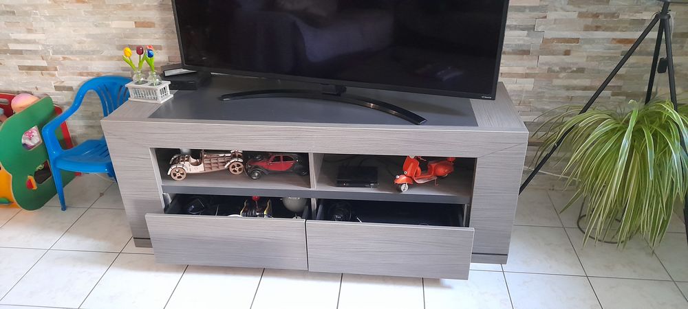 Meuble t&eacute;l&eacute; et sa table de salon. Audio et hifi