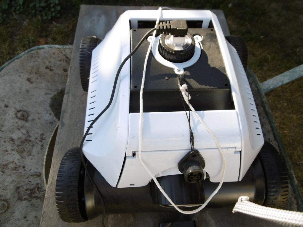 Robot de piscine sur charriot. Jardin