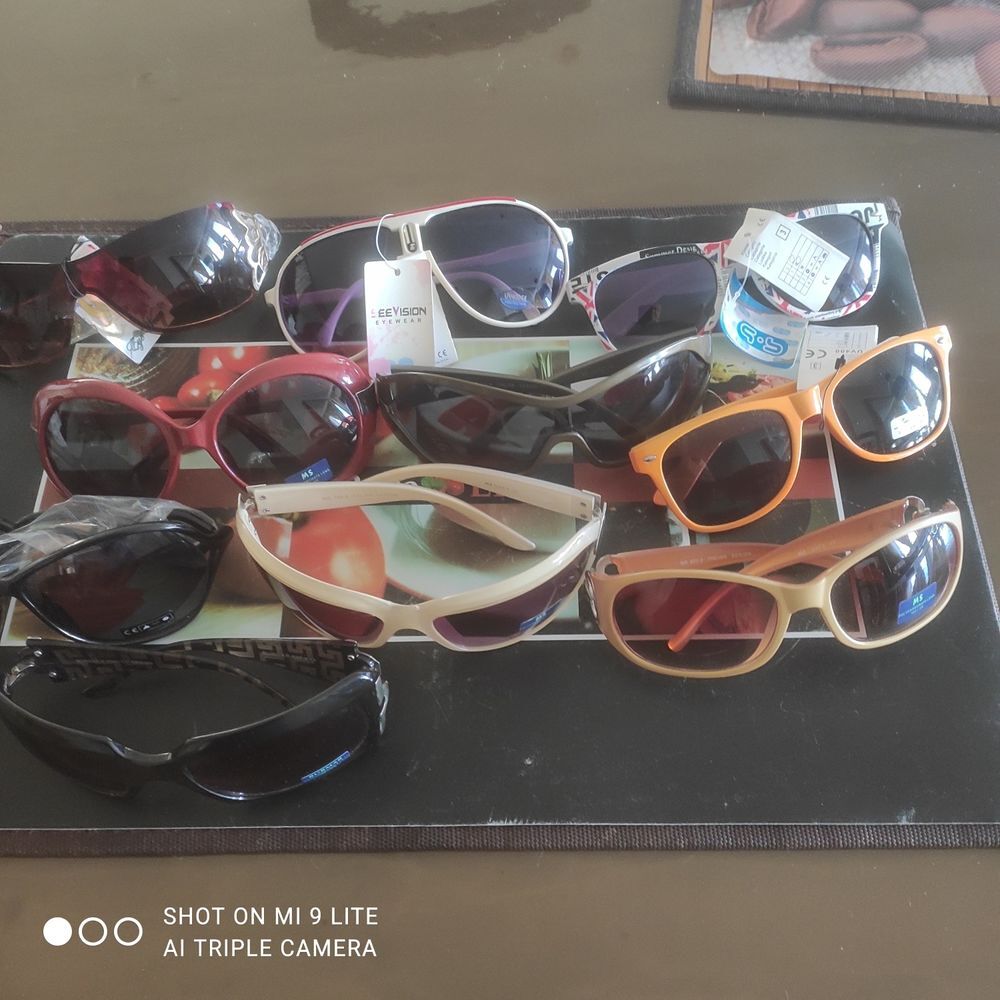 Lot de 10 paires de lunettes de soleil neuf mixte profitez sans l'&eacute;t&eacute; arrive. Bijoux et montres