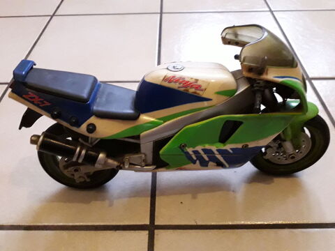 MAQUETTE MOTO KAWASAKI SPORTIF. 25 Fr�vent (62)