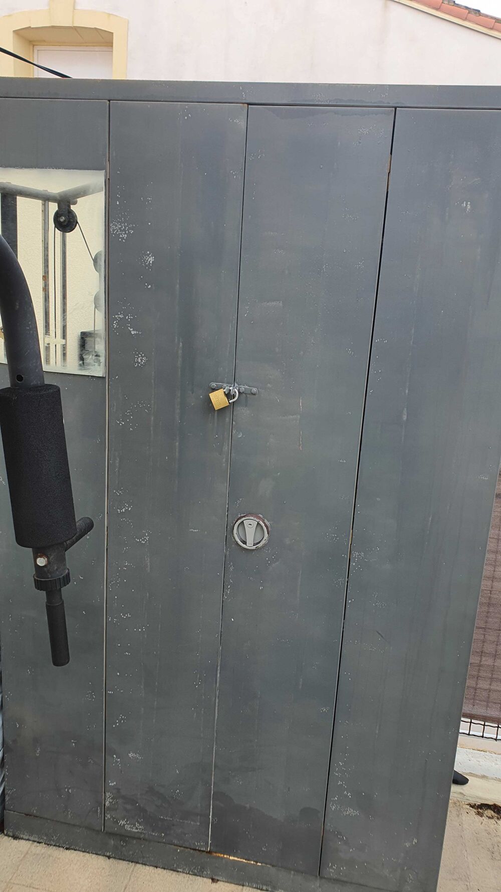 &agrave;€ vendre : Placard ext&eacute;rieur en fer €" robuste et pratique Meubles
