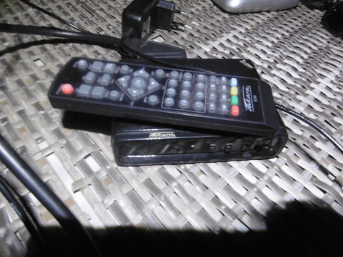Décodeur Takara et sa télécommande 15 Villars-les-Dombes (01)