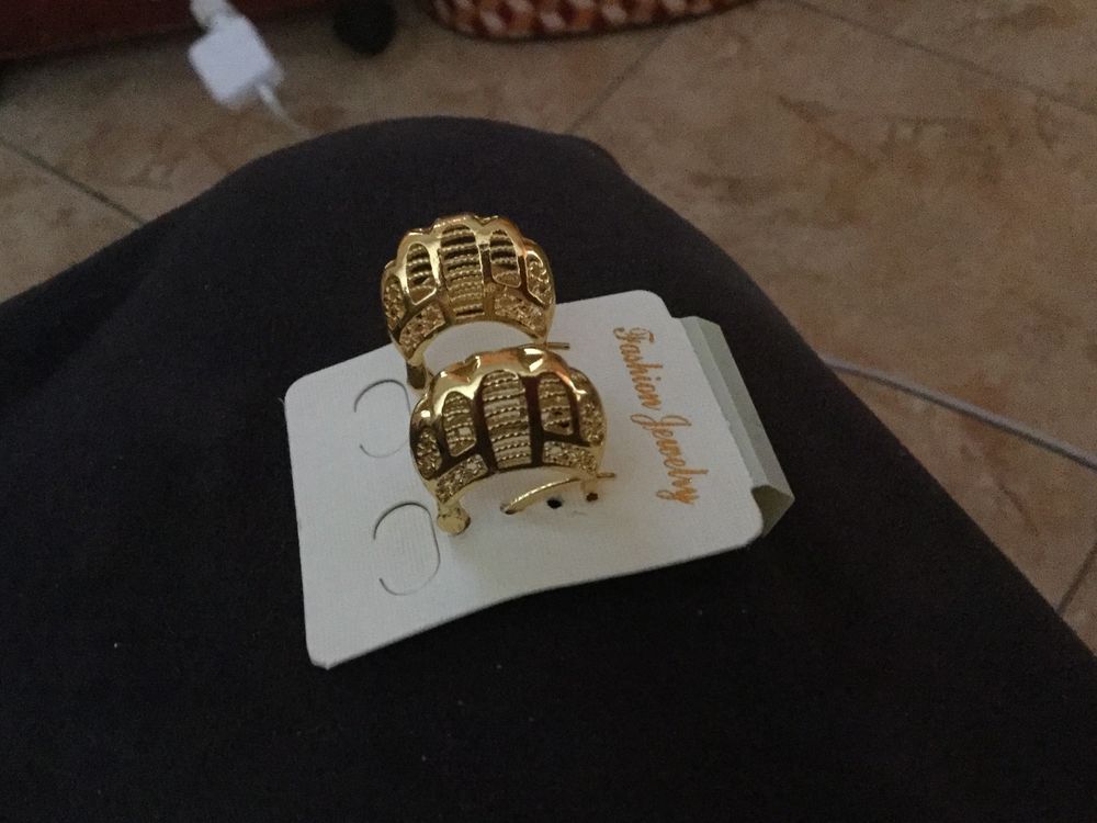 diverses boucles d'oreilles Bijoux et montres