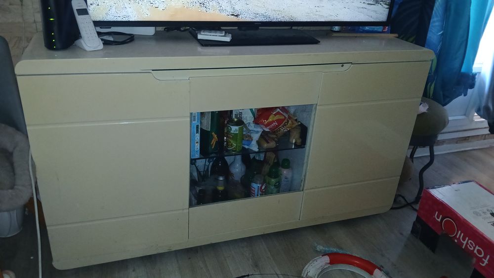 Meuble de rangement vitr&eacute; avec &eacute;clairage Meubles