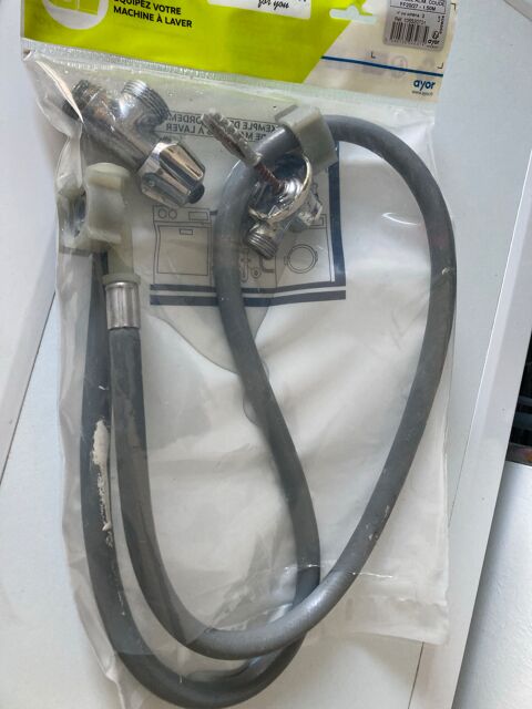 support + robinet d arrive d eau + tuyau machine   laver 5 Paris 20 (75)