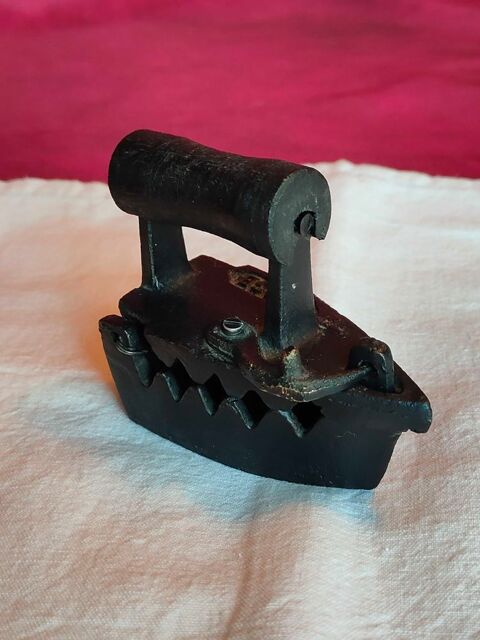 Ancien petit fer �  repasser en fonte ( n�57) 15 Avermes (03)