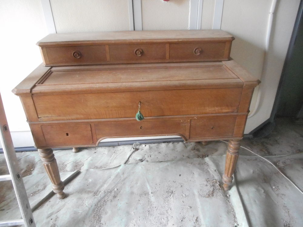 tres beau bureau chemin fer avec plusieurs tiroir Meubles