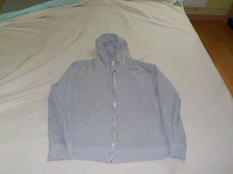 Veste à capuche 8 Eu (76)