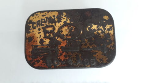 Boite ancienne  chevilles mtalliques
25 Salon-de-Provence (13)