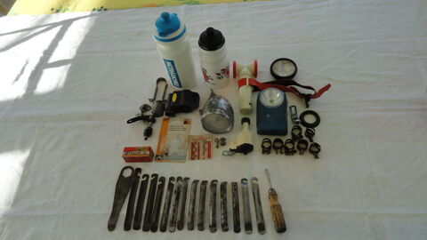 Pi�ces anciennes et r�centes de v�los , outillage et gourdes 16 Sabl�-sur-Sarthe (72)