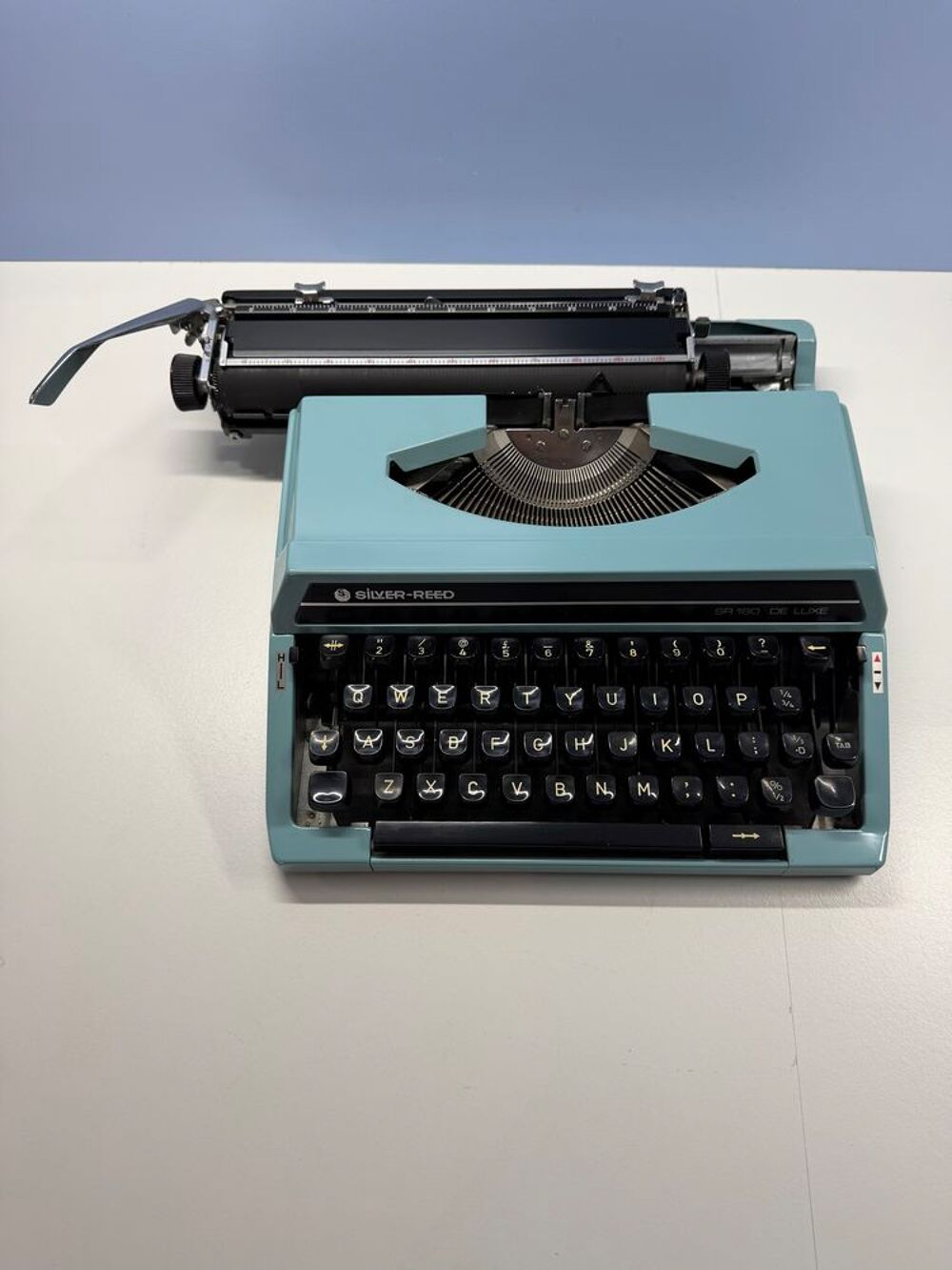 MACHINE A &Eacute;CRIRE "SILVER REED" Vintage Bleue et COUVERCLE 