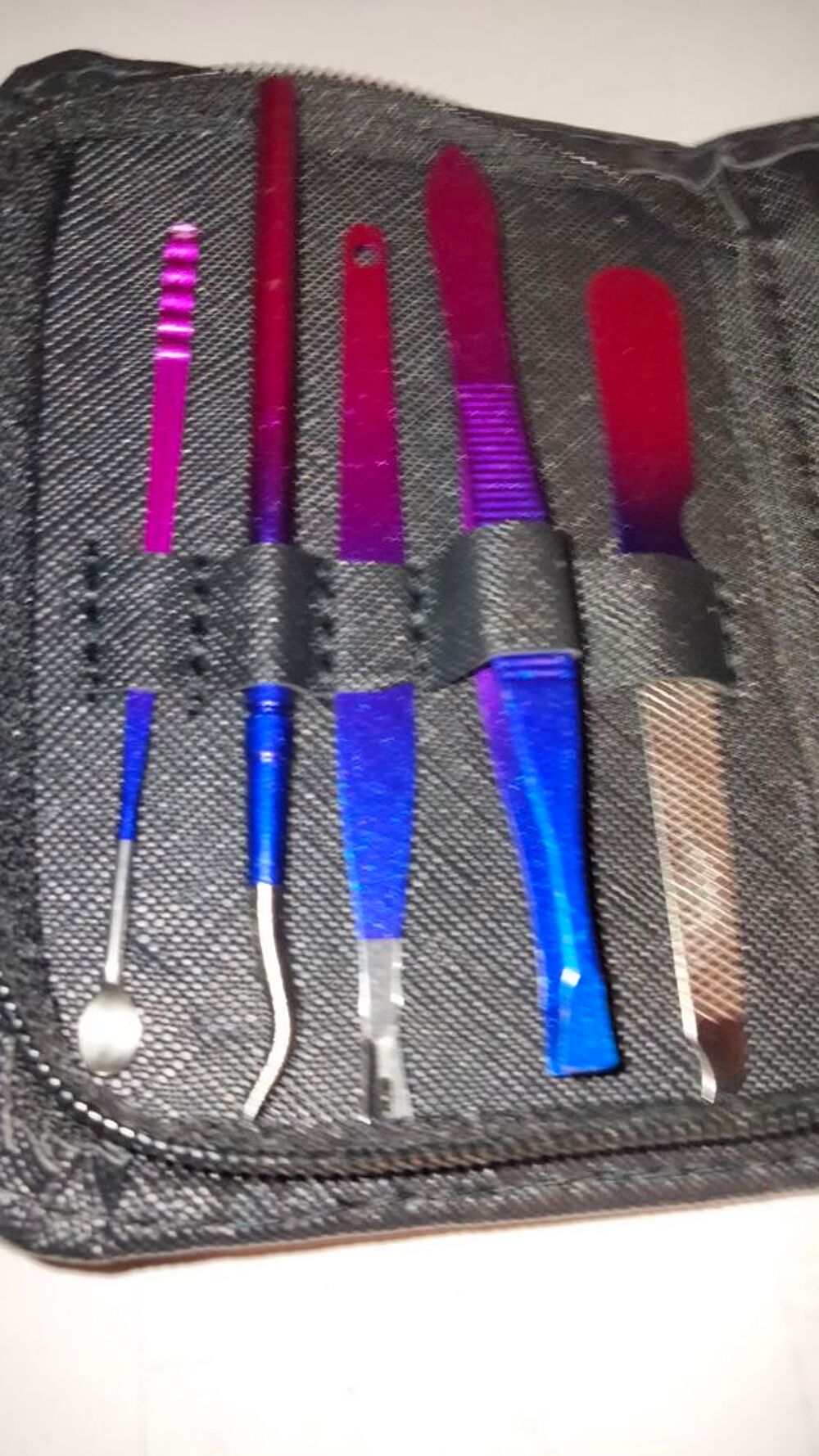 ensemble de manucure 9 pi&egrave;ces neuf jamais utilis&eacute; Maroquinerie