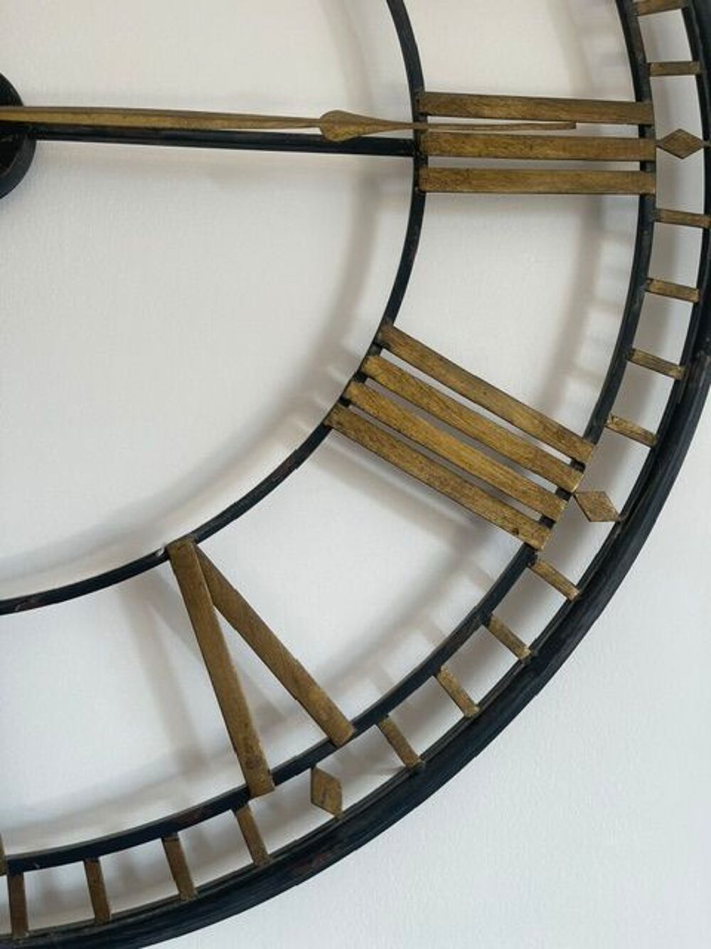 GRANDE HORLOGE STYLE INDUSTRIEL EN FER MASSIF. 
Décoration