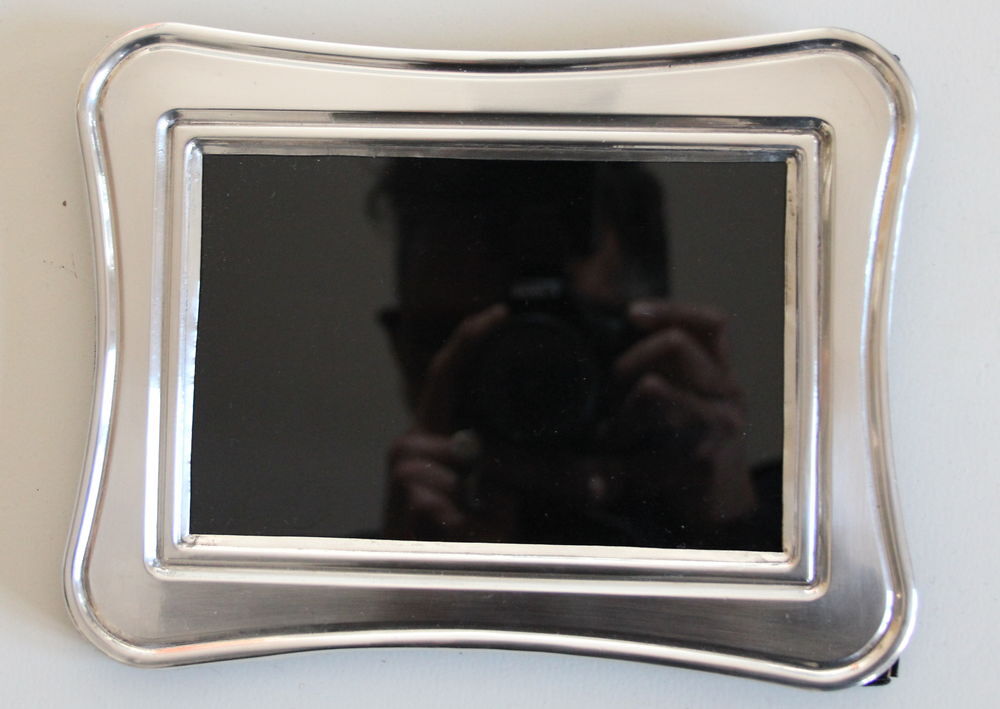Cadre &agrave; poser en argent sterling repouss&eacute; sur fond velours n Décoration