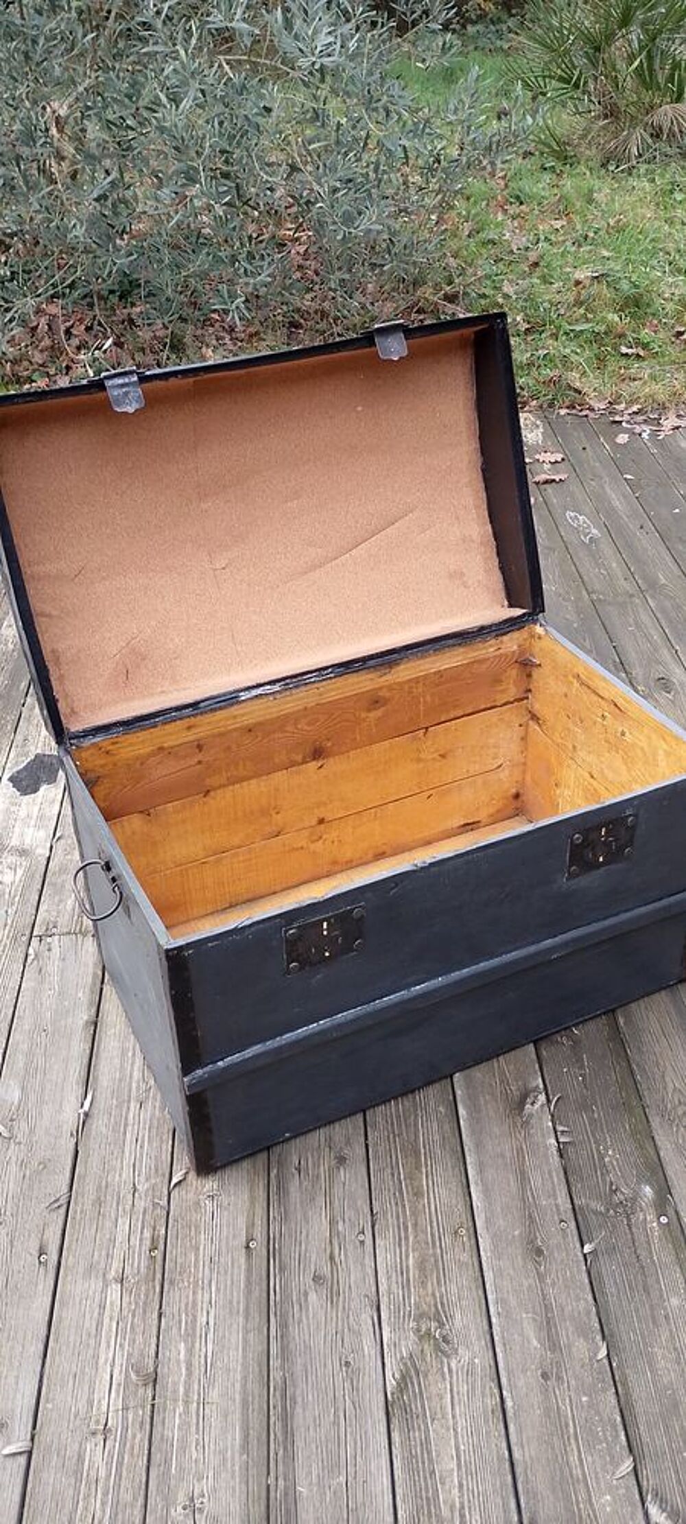 RE-BAISSE DE PRIX : Ancien coffre, bomb&eacute;, en bois restaur&eacute; Meubles