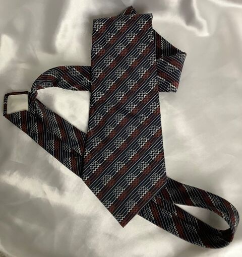 Cravate Yves Saint Laurent. Vintage,occasion tr�s bon �tat 65 Livarot (14)