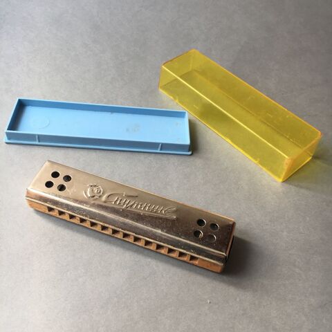 ANCIEN INSTRUMENT DE MUSIQUE HARMONICA  �SPOUTNIK�  cccp
35 Lille (59)