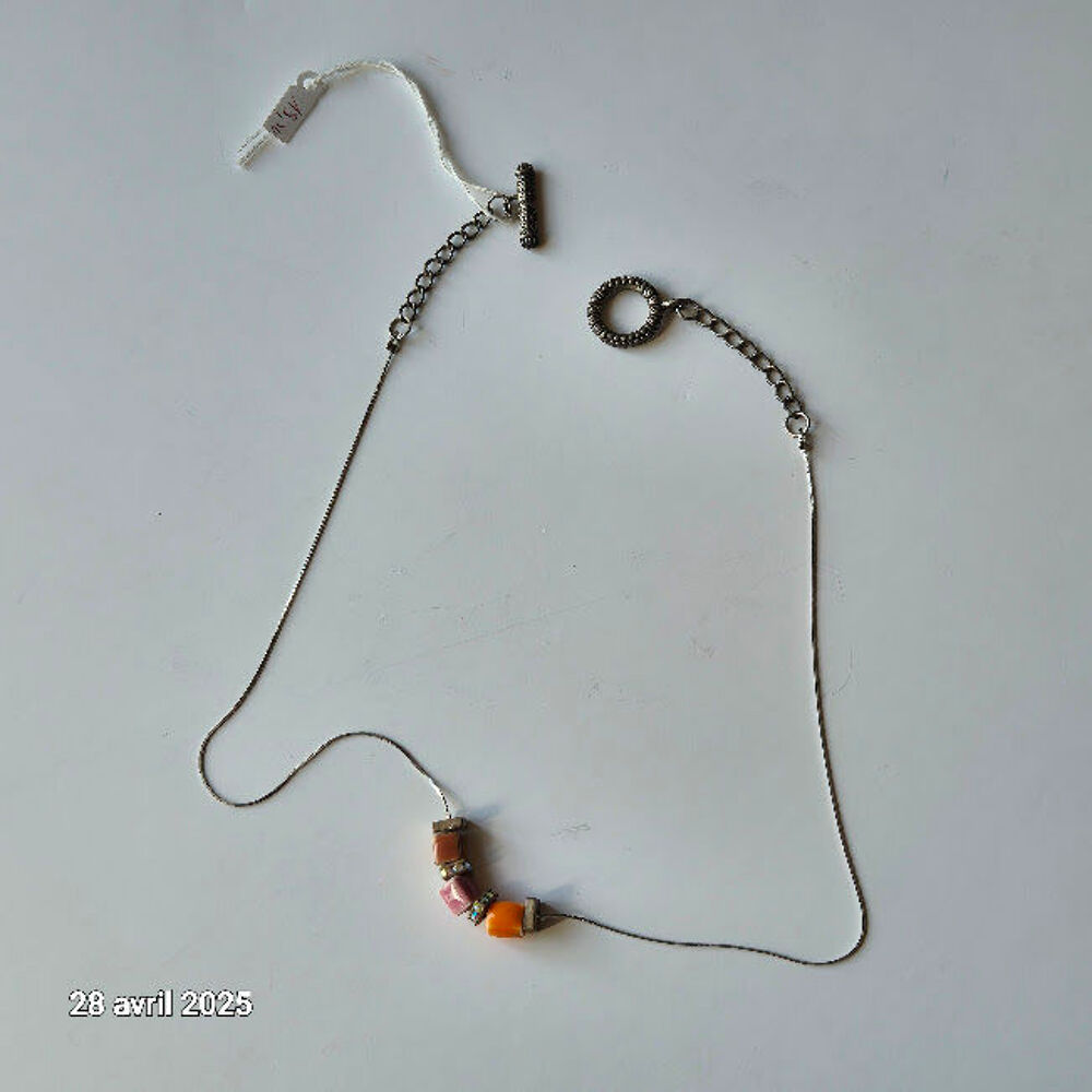 Collier discret et fin avec 3 c&eacute;ramiques et des strass venan Bijoux et montres